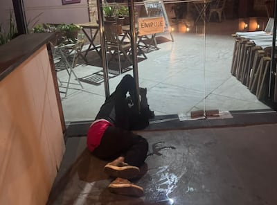 Un presunto ladrón quedó atrapado, a la altura del cuello, en una puerta interna del Teatro Municipal de Asunción.