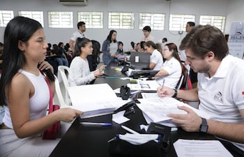 Becarios firman sus acuerdos de compromiso con la Itaipú, tras acceder a las becas.