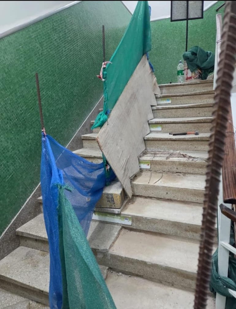 Escaleras del Hospital Central en reparación, que dificulta la movilidad ágil de médicos. Los ascensores tampoco están 100% funcionales. 