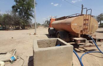 Un aljibe comunitario es recargado por un camión cisterna. Panorama común en medio de la sequía y el calor extremo.