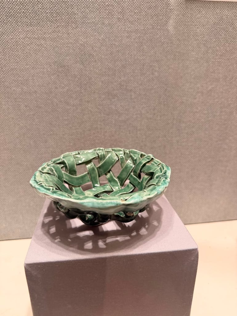 La obra Green Depths, de Sebastián González, consiste en un cuenco de cerámica construido mediante una técnica de tejido en arcilla que luce un degradé de tonalidades verdes.