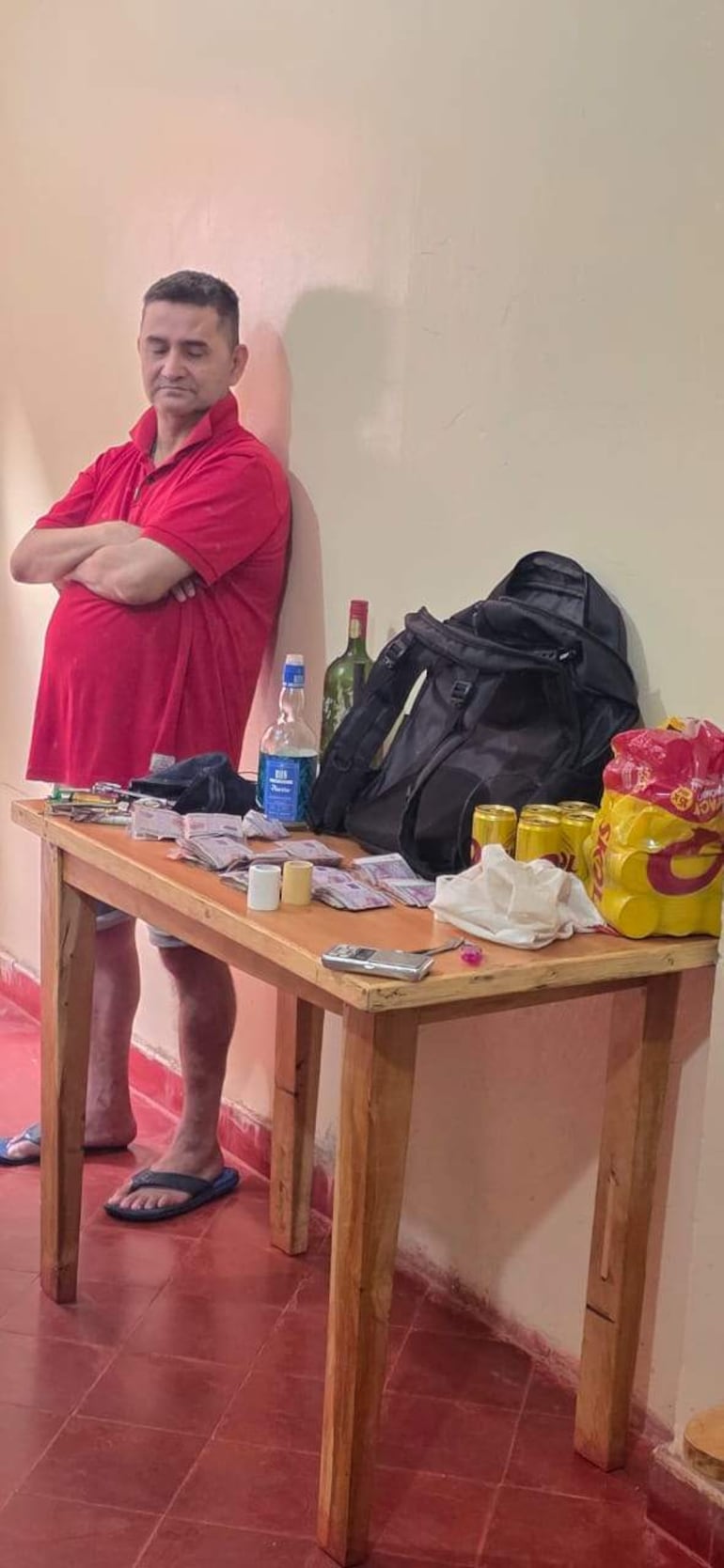 Pedro Galeano Sanabria (53), interno de la Penitenciaría Regional de Pedro Juan Caballero, tenía en su poder 720 gramos de cocaína y otros objetos prohibidos, según los intervinientes.