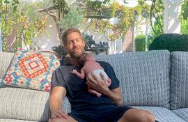 Con esta tierna postal, Calvin Harris anunció la llegada de Micah.