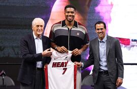 El presidente de los Miami Heat, Pat Riley (I), y el entrenador principal, Erik Spoelstra (D), posan para una foto con Giannis Antetokounmpo de los Miami Heat durante una rueda de prensa de presentación en el Kaseya Center, en Miami, Florida.