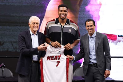 El presidente de los Miami Heat, Pat Riley (I), y el entrenador principal, Erik Spoelstra (D), posan para una foto con Giannis Antetokounmpo de los Miami Heat durante una rueda de prensa de presentación en el Kaseya Center, en Miami, Florida.
