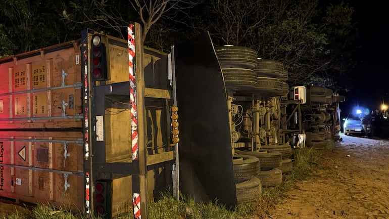 El camión de gran porte, protagonista del accidente, volcó tras el choque.