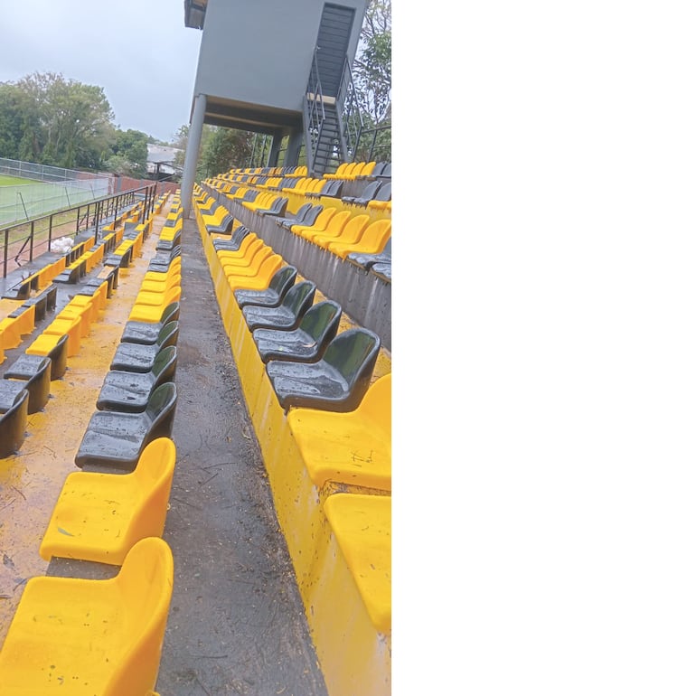 Con aportes de la UFI, las nuevas y cómodas gradas del estadio del Club Guaraní de Fram.