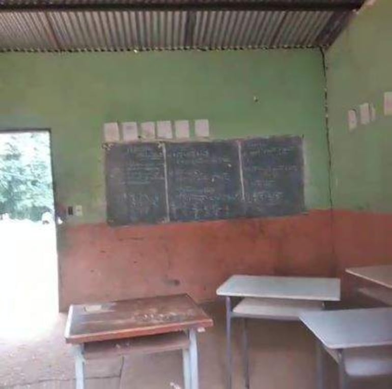 Una enorme grieta se ve a simple vista en esta clase, en riesgo de derrumbe, en la escuela indígena Pikykua.