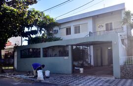 Fachada de la vivienda ubicada sobre la calle Estados Unidos 1424, Asunción.