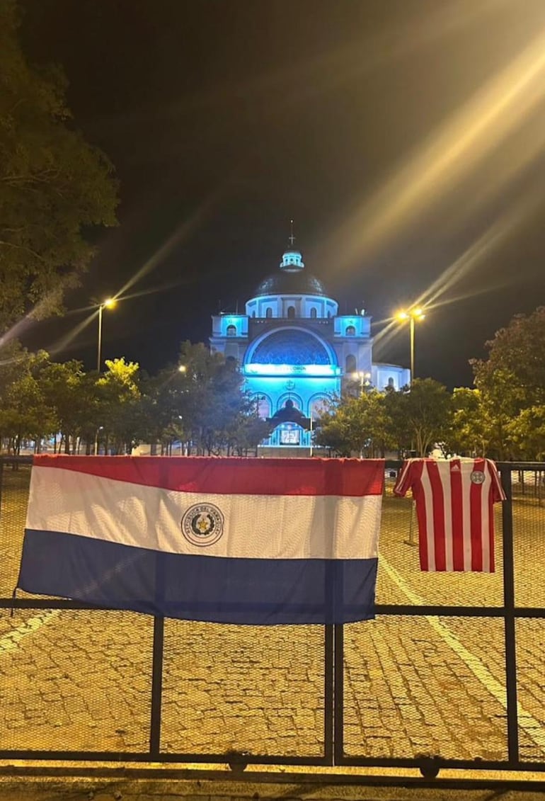 Hinchas albirrojos expresaron su agradecimiento a la Virgen de Caacupé llevando la bandera nacional y la camiseta de la Selección hasta la entrada de la Basílica.