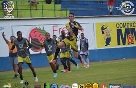 Roberto Moreira celebra uno de los dos goles que marcó en la última jornada para el Génesis FC de Honduras. (Foto gentileza).