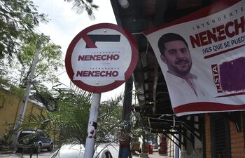 En 2021 la campaña municipal del Partido Colorado inundó las señales de tránsito con calcomanías, pero nadie fue procesado. Archivo.