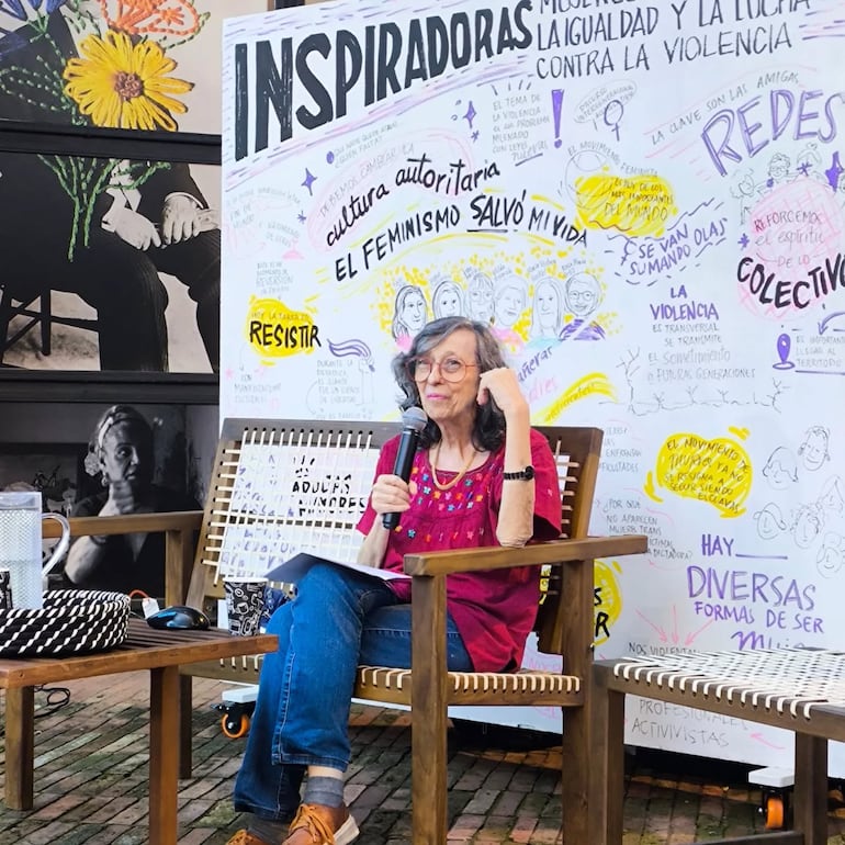 Line Bareiro dando una charla en el Centro Cultural de España en noviembre de 2025