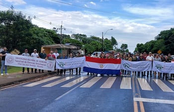 Docentes de las facultades de Ciencias Veterinarias y Ciencias Agrarias de la Universidad Nacional de Asunción se manifestaron con cierre intermitente de la ruta PY01, en San Juan Bautista, para exigir la inclusión del gremio en la mesa técnica que analiza la reforma de la Caja Fiscal, cuyo estudio fue postergado por el Senado hasta el 25 de marzo.