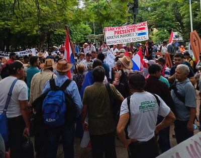 Adultos mayores se encuentran reunidos en la Plaza de Armas, pidiendo el aumento de la pensión.