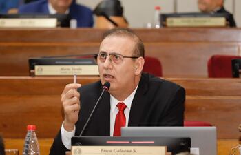 Erico Galeano, senador cartista, acusado de asociación criminal y lavado de dinero proveniente del narcotráfico.
