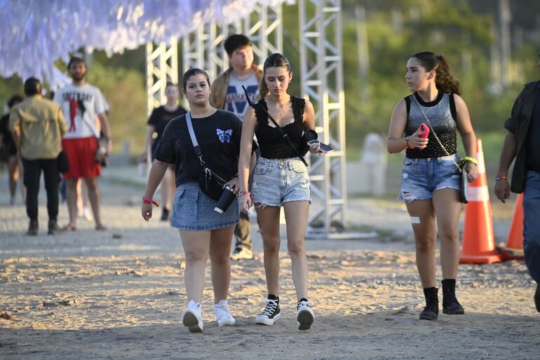 El público llega al Parque Olímpico Paraguayo donde se desarrollo el segundo día del asunciónico 2024.