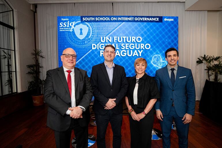 Adrian Carballo, Director y Co-Fundador de la South School on Internet Governance; Klaus Pistilli, Viceministro
Ministerio de Tecnologías de la Información y Comunicación MITIC; Olga Cavalli, Directora y Co-Fundadora de la South School on Internet Governance y Ángel González Mongelós
Jefe. Dpto. Internacional de CONATEL.