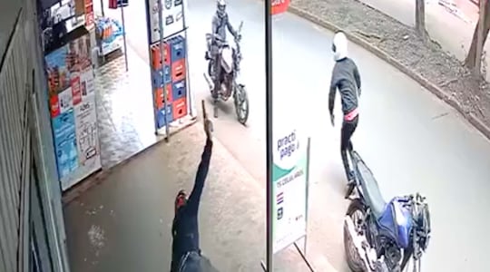 Momento en que uno de los asaltantes cae abatido.