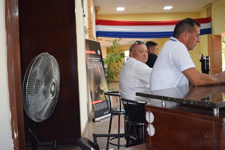 Funcionarios trabajan en condiciones inhumanas por calor extremo.