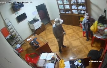 En la imagen del circuito cerrado de la empresa PARESA de Pilar, se observa a dos hombres dentro de la oficina administrativa, quienes intentaron abrir la caja fuerte, pero no lograron su objetivo.
