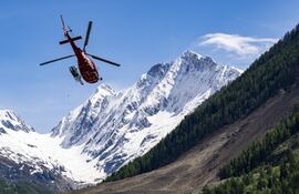 Colapsa un glaciar alpino y sepulta un pueblo en Suiza.