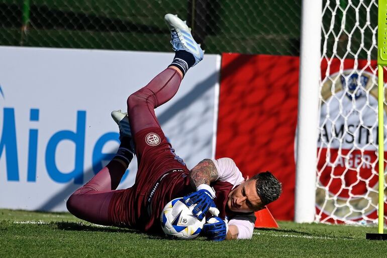 Nahuel Losada, portero de Lanús, equipo argentino que quiere levantar el trofeo por segunda vez en su historia.