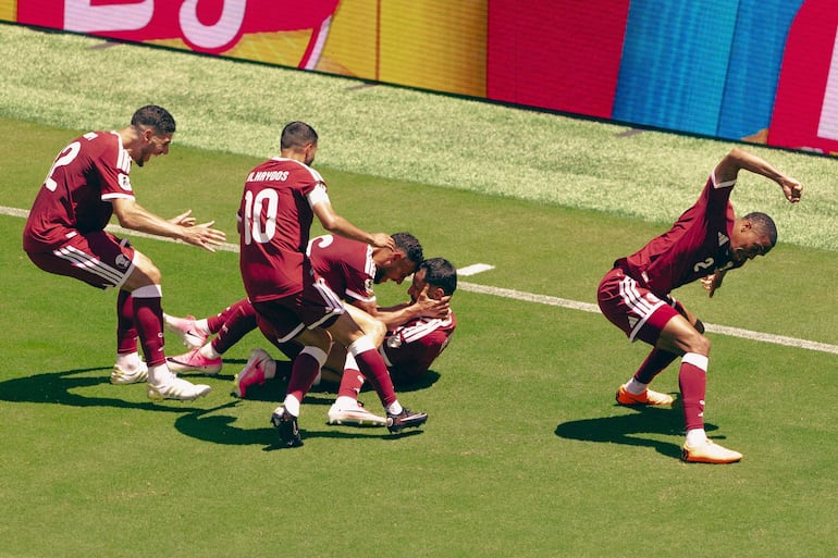 Alocado festejo del empate de Qatar contra Suiza, registrado en tiempo adicional.
