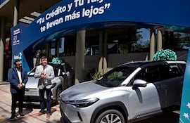 Ing. Ángel Caballero y el Lic. Diego González durante el sorteo.