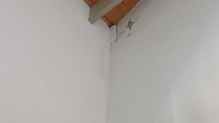 El salón del comedor igualmente está con varias grietas en todas en todas las esquinas de las paredes.
