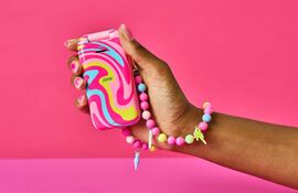 El nuevo teléfono móvil de Barbie salió a la venta centrado en la desconexión digital y la personalización. Siempre con el rosa por bandera, en colaboración con la compañía finesa HMD, fabricantes de los móviles Nokia, Mattel presentó este nuevo teléfono con tapa y botones que se aleja del 'smartphone' para dirigirse hacia un estilo retro. EFE/Mattel SOLO USO EDITORIAL/SOLO DISPONIBLE PARA ILUSTRAR LA NOTICIA QUE ACOMPAÑA (CRÉDITO OBLIGATORIO)