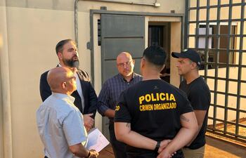A finales de marzo ocho reos se fugaron de la Cárcel de Máxima seguridad de Minga Guazú, se sospecha que funcionarios penitenciarios facilitaron la fuga. Debido a este escándalo el cartista Yamil Esgaib presentó el proyecto de ley.