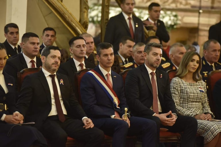Raul Latorre en traje y banda presidencial junto a Santiago Peña Palacios en ceremonia formal en la Catedral.