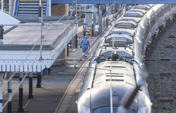 Escena en la estación de trenes de Huntingdon, donde un tren con destino a Londres se detuvo después de que varias personas fueran apuñaladas en Huntingdon, Gran Bretaña