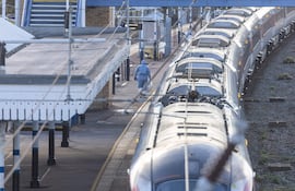 Escena en la estación de trenes de Huntingdon, donde un tren con destino a Londres se detuvo después de que varias personas fueran apuñaladas en Huntingdon, Gran Bretaña