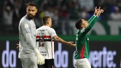 El jugador Vitor Roque, del SE Palmeiras, celebra su gol contra São Paulo FC, ante el lamento de Carlos Miguel Coronel, durante un partido correspondiente a la vigésima séptima jornada del Campeonato Brasileño, Serie A, en el estadio Nubank Parque.
