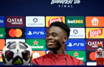 El centrocampista inglés del Arsenal, Bukayo Saka se dirige a los medios en una rueda de prensa de víspera de la final de la Liga de Campeones de la UEFA entre el Paris Saint-Germain (PSG) y el Arsenal en el Puskás Aréna de Budapest.