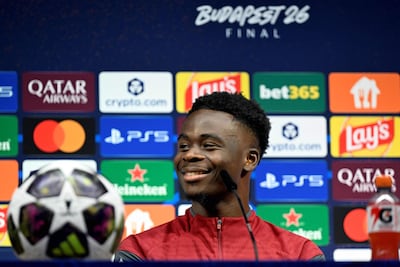 El centrocampista inglés del Arsenal, Bukayo Saka se dirige a los medios en una rueda de prensa de víspera de la final de la Liga de Campeones de la UEFA entre el Paris Saint-Germain (PSG) y el Arsenal en el Puskás Aréna de Budapest.