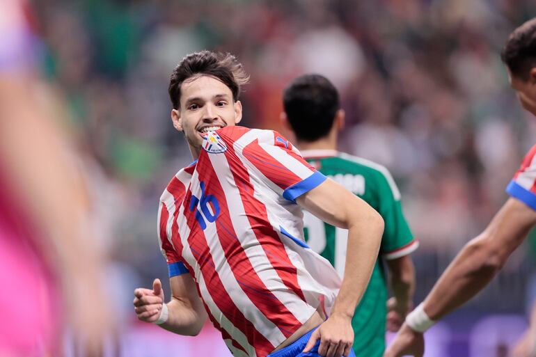 Damián Bobadilla, jugador de la selección de Paraguay, celebra un gol en el partido frente a México por la Fecha FIFA en el estadio Alamodome, en San Antonio, Texas, Estados Unidos.