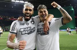 El argentino Alexander Barboza, futbolista del Botafogo, celebra la victoria sobre Palmeiras en el adelanto de la fecha 36 de la Serie A de Brasil en el estadio Allianz Parque, en Sao Paulo, Brasil.