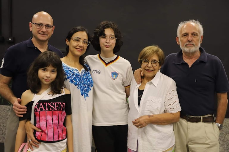 Capitan de Aviacion María Eugenia Alonso Iglesias (centro) rodeada de sus hijas Julieta y Camilia y su esposo el Mayor San Médico Marcelo Ovelar. Alonso Iglesias es la primera persona paraguaya en participar en una mision de paz en India Pakistán como observadora de las Naciones Unidas.