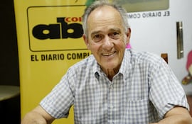 El maestro Santos Lima de visita por la redacción de ABC en marzo de 2017, durante la presentación de un disco recopilatorio de su obra. (Archivo)