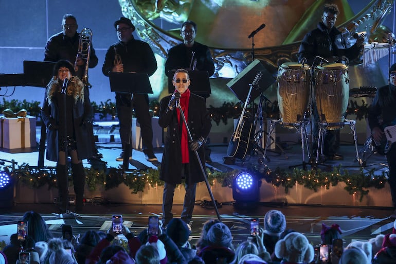 El cantante y actor estadounidense Marc Anthony (C) se presenta durante la ceremonia de encendido del árbol de Navidad del Rockefeller Center, en Nueva York, Estados Unidos