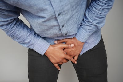 Un dolor testicular intenso y repentino puede ser torsión testicular, una urgencia que amenaza la función del testículo.