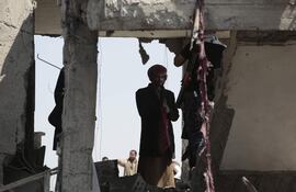 Un hombre inspecciona los daños en un edificio afectado por un bombardeo de Estados Unidos en Saná, Yemen, el pasado lunes.