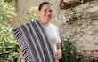 Rosa Segovia, reconocida artesana de Piribebuy, llevó su icónico Poncho Para’i de 60 Listas al Rally, mostrando la riqueza cultural de Paraguay en cada hilo tejido.