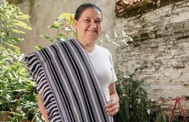 Rosa Segovia, reconocida artesana de Piribebuy, llevó su icónico Poncho Para’i de 60 Listas al Rally, mostrando la riqueza cultural de Paraguay en cada hilo tejido.