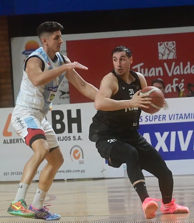 Franco Benítez (i) y el goleador de la cancha, Alejandro Peralta.