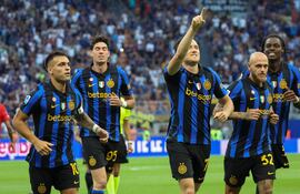 El centrocampista del FC Inter Piotr Zielinski celebra tras marcar un gol durante el partido de fútbol de la Serie A italiana entre el FC Inter y el AC Monza en el estadio Giuseppe Meazza de Milán, Italia.