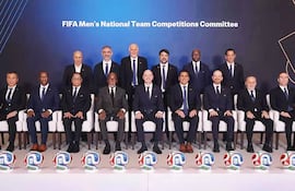 Roberto Harrison, a la izquierda del titular de la FIFA Gianni Infantino (centro), con los demás miembros de la Comisión que preside.